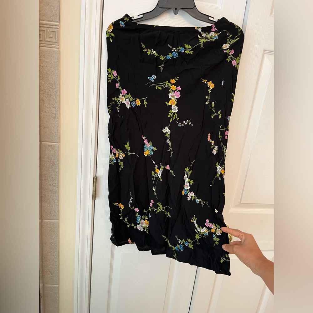 Beautiful skirt, very comfortable and soft, size S.